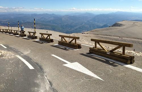 Auffahrt zum Panoramaparkplatz auf den Mont Ventoux in Südfrankreich. Am Horizont zeichnen sich die Gipfel der Alpen ab.